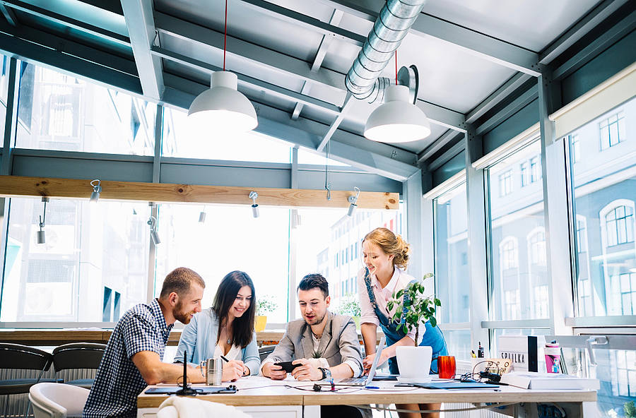 Startup mit fröhlichen jungen Leuten im Büro