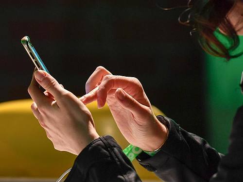 Smartphone Nutzer Online-Banking. Foto: Jens Kalaene/dpa