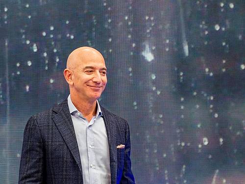 Jeff Bezos, Chef von Amazon hat gegen seinen Rivalen Microsoft in einem erbitterten Streit um die Auftragsvergabe des Pentagon einen Teilerfolg verbucht. Foto: Andrej Sokolow/dpa