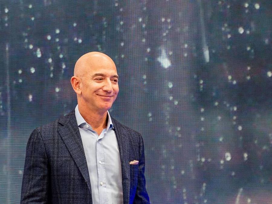 Jeff Bezos, Chef von Amazon hat gegen seinen Rivalen Microsoft in einem erbitterten Streit um die Auftragsvergabe des Pentagon einen Teilerfolg verbucht. Foto: Andrej Sokolow/dpa