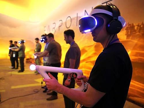 Besucher spielen Farpoint mit der Sony PlayStation VR auf der Electronic Entertainment Expo (E3) in Los Angeles. Foto: Mike Nelson/epa/dpa