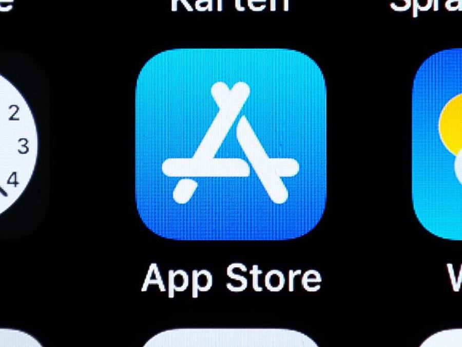 Das Logo des Apple App Store ist auf dem Bildschirm eines iPhones zu sehen. Foto: Silas Stein/dpa