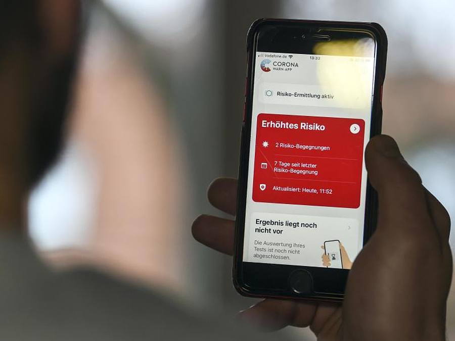 Auf einem Handy zeigt die «Corona Warn-App» ein erhöhtes Risiko an, welches darauf hinweist Kontakt mit einer infizierten Person gehabt zu haben. Foto: Kira Hofmann/dpa