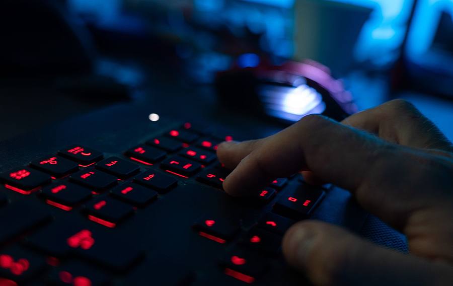 Hand auf Tastatur