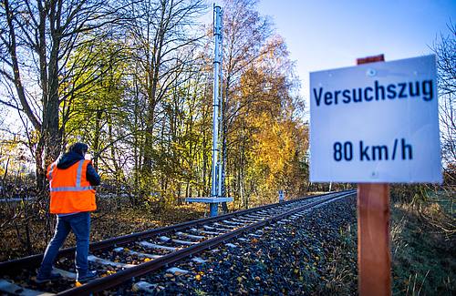 Ein bereits aufgestellter Sendemast an einer stillgelegten Bahnstrecke.