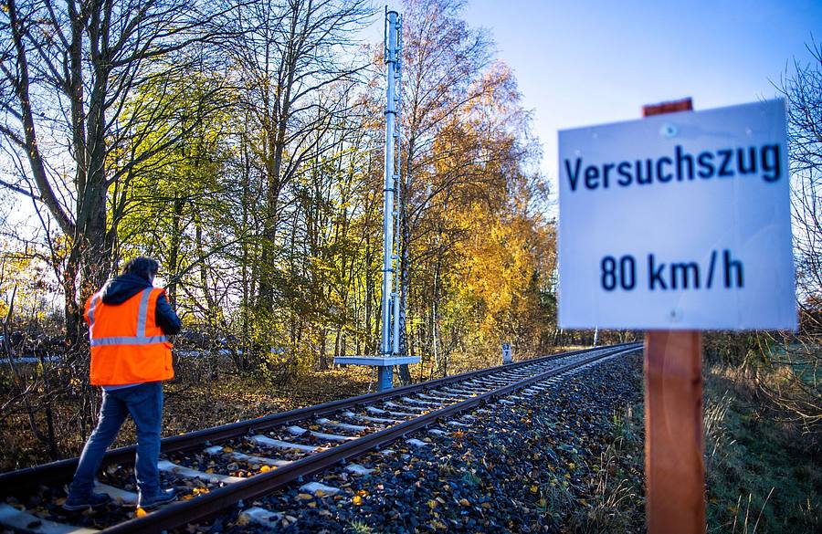 Ein bereits aufgestellter Sendemast an einer stillgelegten Bahnstrecke.