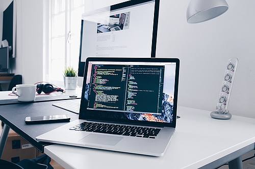 Desktop-PC und Notebook auf Schreibtisch