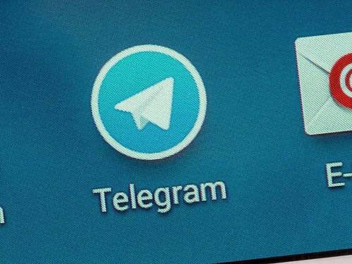 Das Telegram-Logo auf dem Display eines Smartphones. Foto: Armin Weigel/picture alliance/dpa