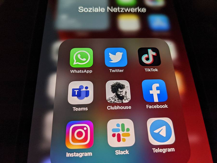 Die Logos der Social-Media-Plattformen und Messenger-Dienste WhatsApp (l-r), Twitter, TikTok, Microsoft Teams, Clubhouse, Facebook, Instagram, Slack und Telegramm sind auf einem Smartphone zu sehen.