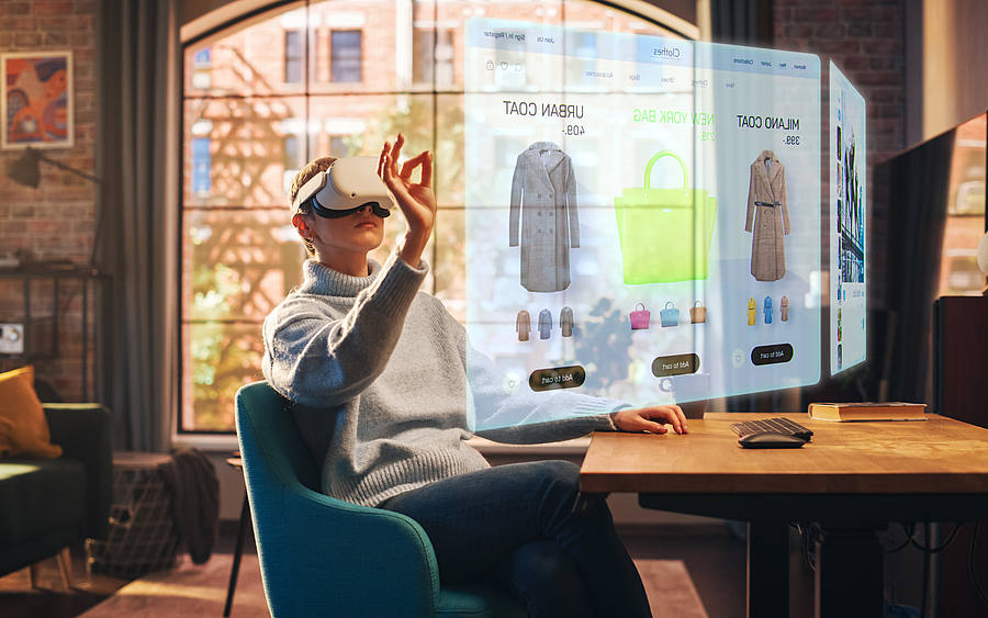 Frau shoppt im Metaverse