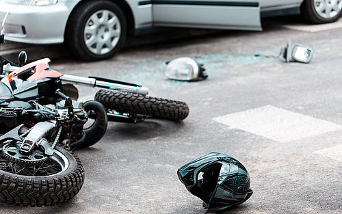 Crash zwischen Auto und Motorrad