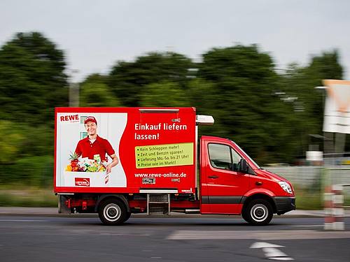 Ein Lieferwagen von Rewe Online unterwegs in Köln. Foto: Rolf Vennenbernd