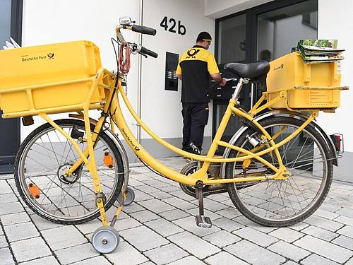 Die Post will eine breite Digitalisierungs-Kampagne starten. Foto: Arne Dedert/dpa