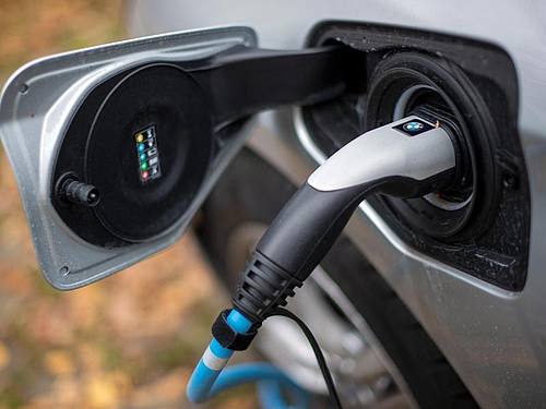 Ein Elektroauto wird an einer Ladesäule geladen. Foto: Monika Skolimowska/dpa-Zentralbild/dpa
