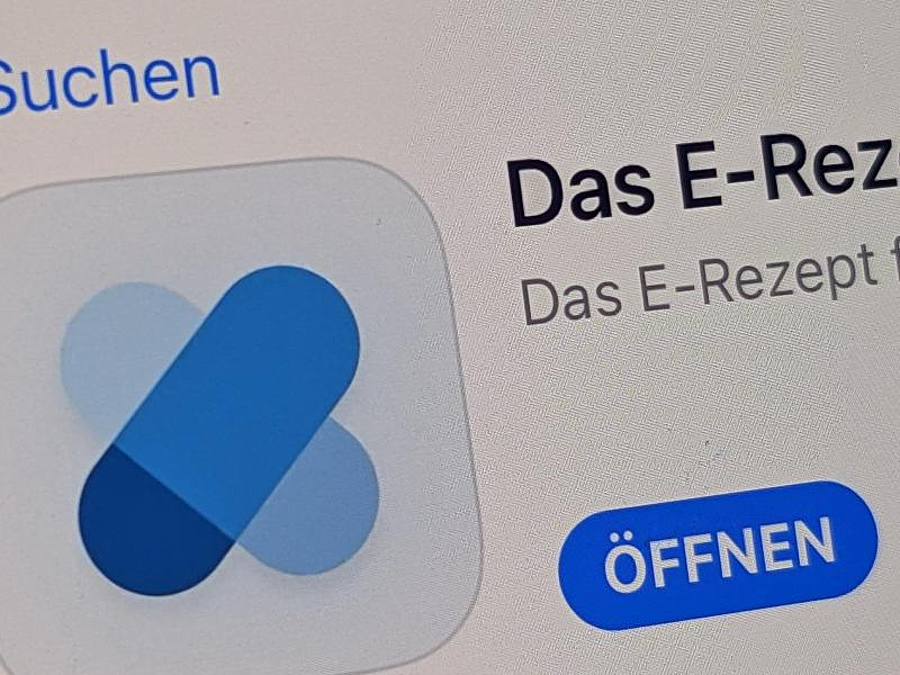 Die E-Rezept-App im App Store von Apple auf einem iPhone. Foto: Christoph Dernbach/dpa