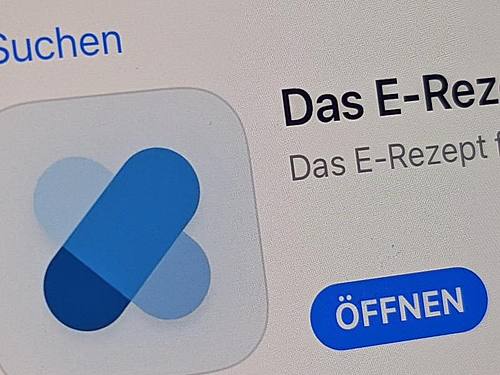 Die E-Rezept-App im App Store von Apple auf einem iPhone. Foto: Christoph Dernbach/dpa