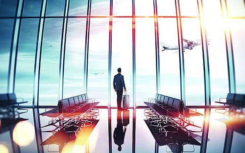 Mann am Flughafen