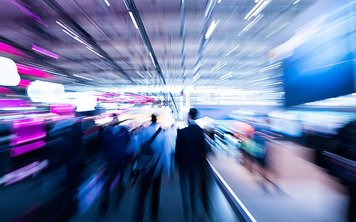 Menschenmenge auf einer Messe