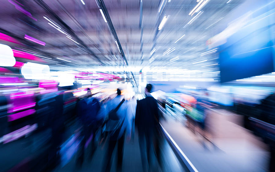 Menschenmenge auf einer Messe