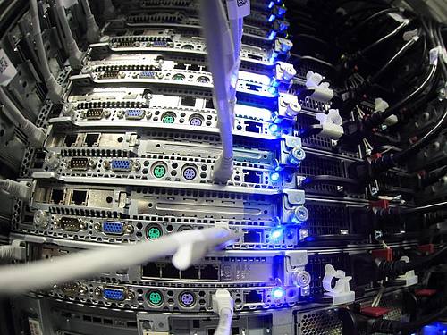 Bei DDoS-Angriffen versuchen Kriminelle, die Netzrechner ihrer Opfer in die Knie zu zwingen. ((Foto: Jens Wolf))