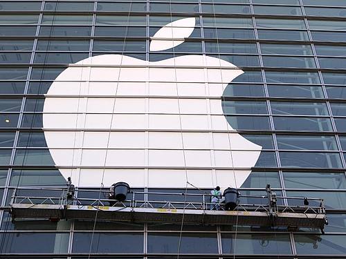 Übergroßes Apple-Logo an einer Glasfassade ((Foto: Christoph Dernbach))