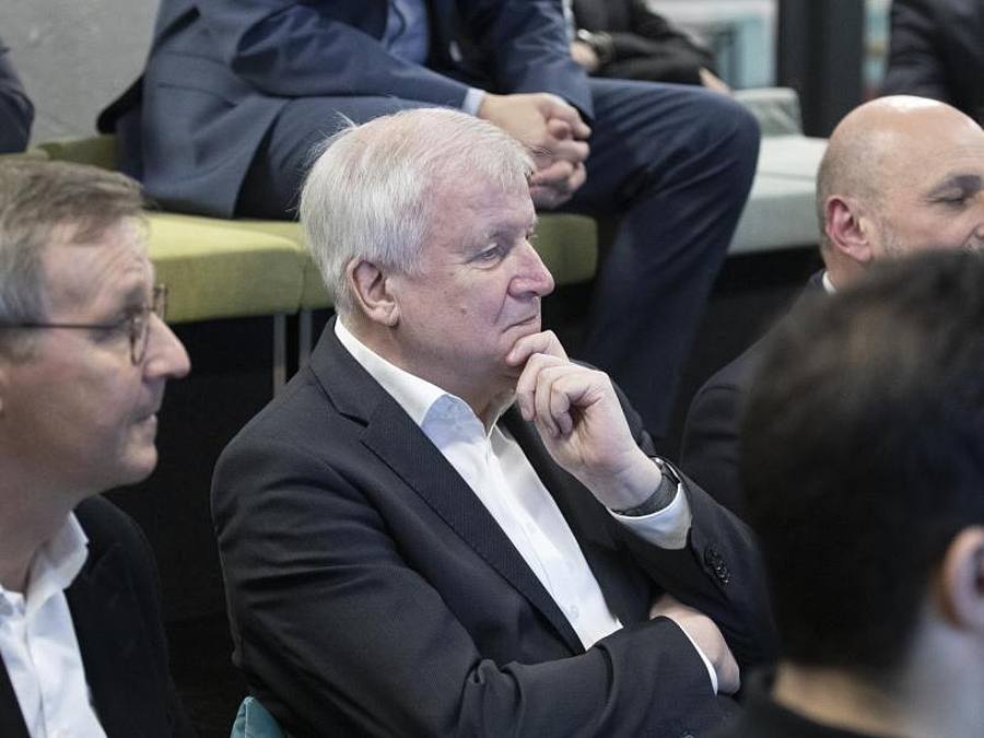 Bundesinnenminister Horst Seehofer (CSU, M) trifft bei seinem Besuch im Digitalisierungslabor der "Fabrik" in Berlin Mitarbeiter. Foto: Axel Schmidt/AFP-Pool/dpa