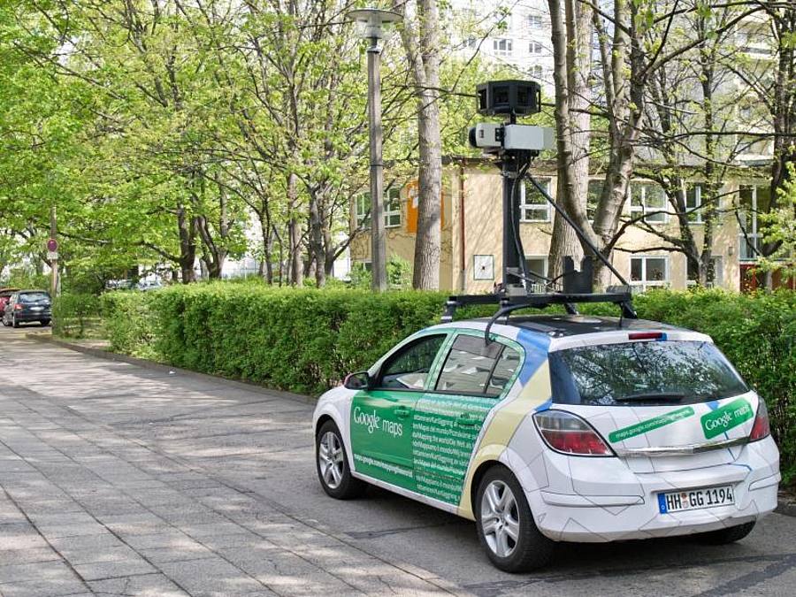 Ein Kameraauto des Internetdiensteanbieters Google fährt durch Berlin. Foto: Tobias Kleinschmidt/dpa