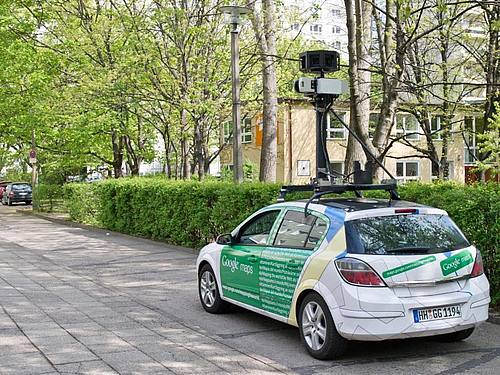 Ein Kameraauto des Internetdiensteanbieters Google fährt durch Berlin. Foto: Tobias Kleinschmidt/dpa