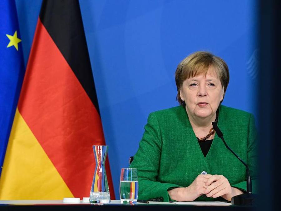 Bundeskanzlerin Angela Merkel (CDU) nimmt an einer Videokonferenz mit Vertretern des Verbandes kommunaler Unternehmen (VKU) teil. Foto: Tobias Schwarz/AFP POOL/dpa