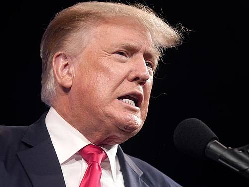 Der ehemalige US Präsident Donald Trump startet eine Twitter-Alternative, die in den USA bereits im App Store für iPhones verfügbar ist. Foto: Lm Otero/AP/dpa