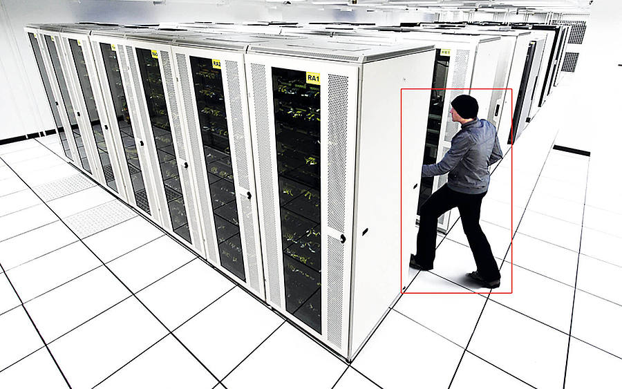 Perspektive einer Überwachsungskamera auf einen Serverraum