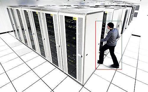 Perspektive einer Überwachsungskamera auf einen Serverraum