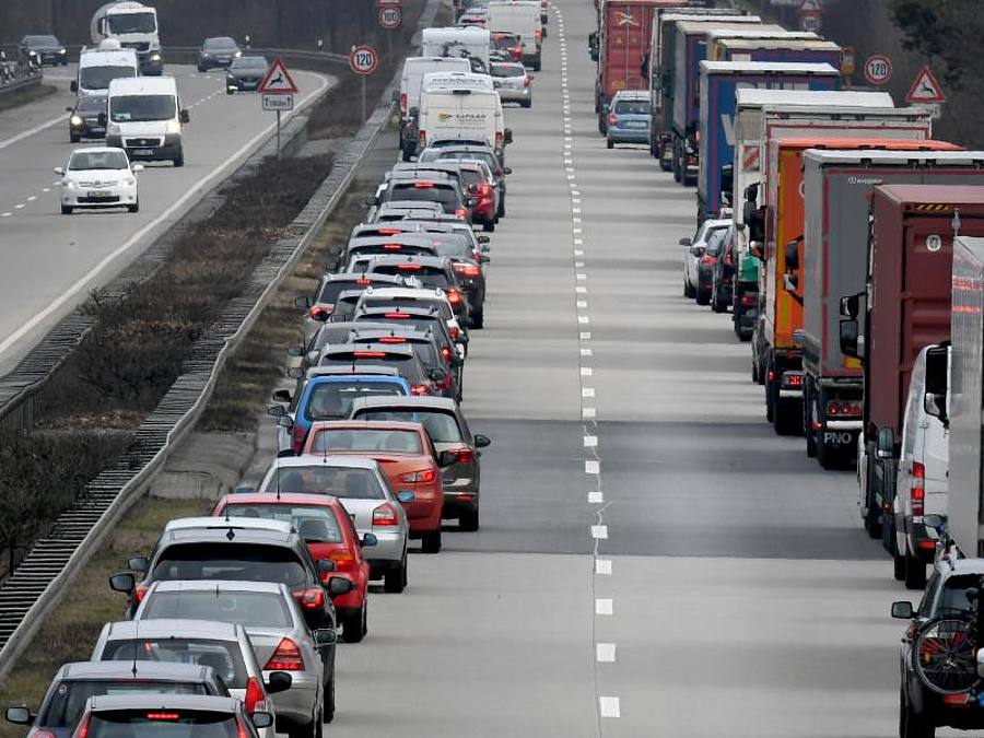 Fahrer von Personenwagen und Lastwagen bilden auf der Autobahn eine Rettungsgasse. Foto: Holger Hollemann