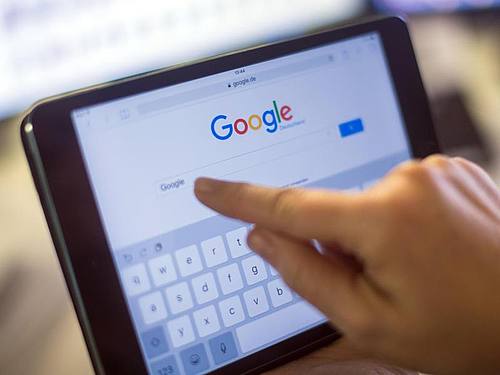 Ein Finger zeigt auf die Google-Suche auf einem iPad. Foto: Lukas Schulze/dpa