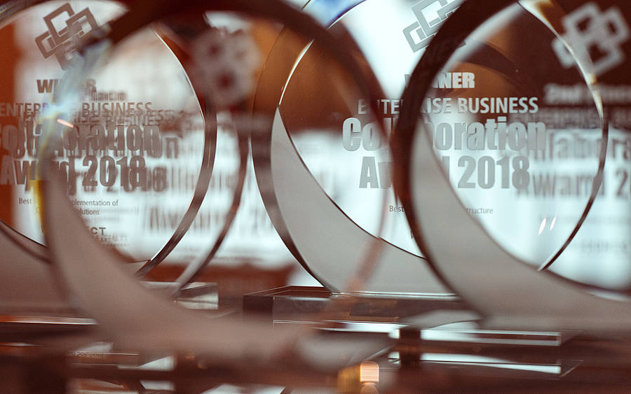 Mehrere gläserne Award-Trophäen