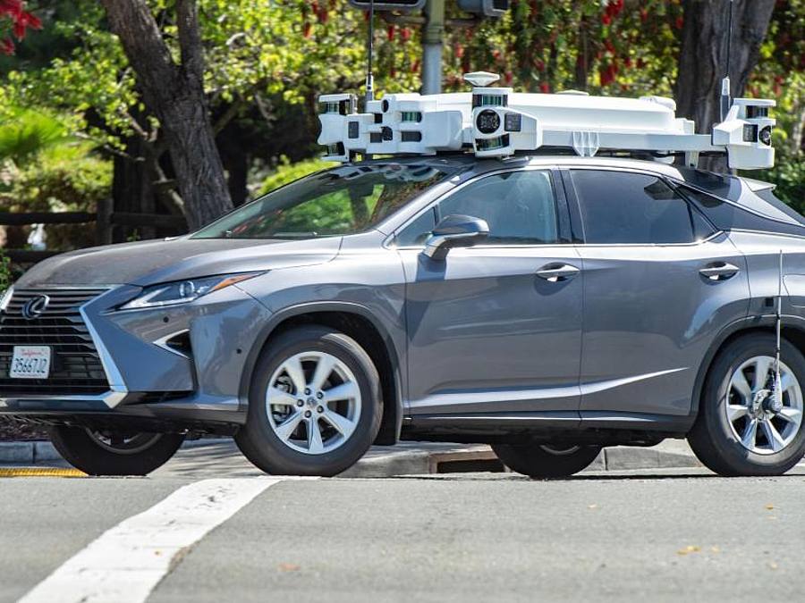 Ein Roboterwagen von Apple auf Probefahrt. Apple hat im Jahr 2019 die Testfahrten seiner Roboterwagen in Kalifornien drastisch reduziert. Foto: Andrej Sokolow/dpa