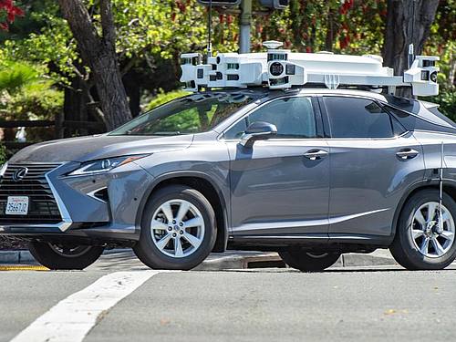Ein Roboterwagen von Apple auf Probefahrt. Apple hat im Jahr 2019 die Testfahrten seiner Roboterwagen in Kalifornien drastisch reduziert. Foto: Andrej Sokolow/dpa