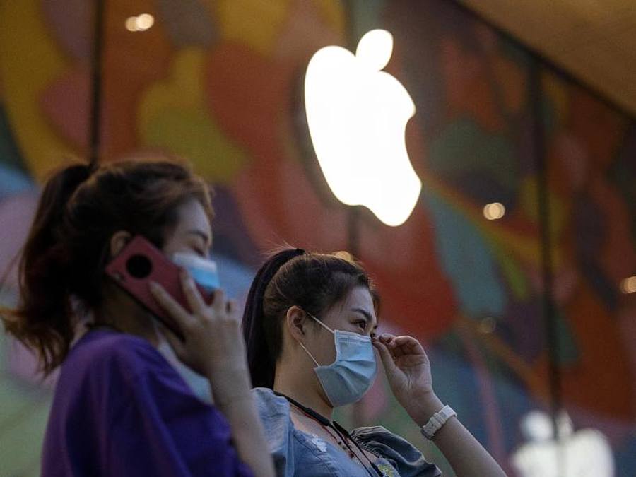 Apple und Google geben Regierungen die Möglichkeit, eine Corona-Warn-Infrastruktur auf Smartphones auch ohne eine gesonderte App aufzusetzen. Foto: Ng Han Guan/AP/dpa