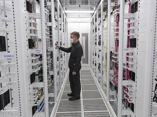 Ein Techniker arbeitet an den Servern im ersten 5G «Standalone»-Standort von Vodafone in Frankfurt. Foto: Boris Roessler/dpa
