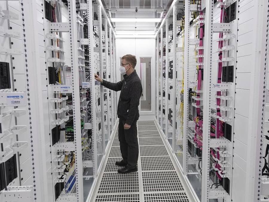 Ein Techniker arbeitet an den Servern im ersten 5G «Standalone»-Standort von Vodafone in Frankfurt. Foto: Boris Roessler/dpa