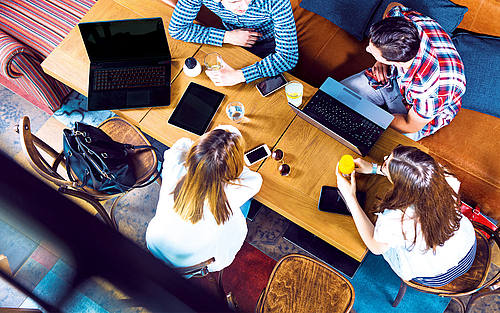 Junge Leute arbeiten im Büro