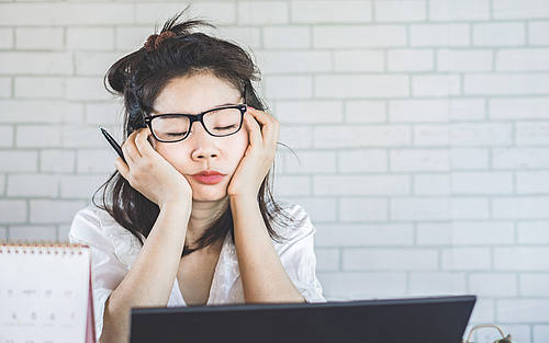 Müde Frau im Büro