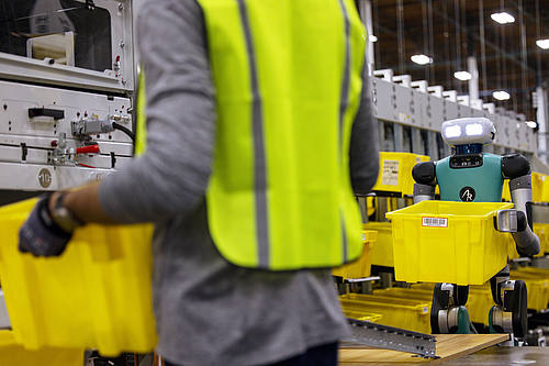 Roboter arbeitet mit Mensch zusammen