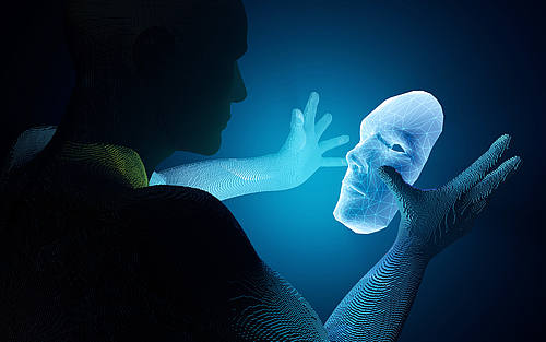 Schattenriss eines Mannes, der auf eine digitale Maske in seinen Händen blickt