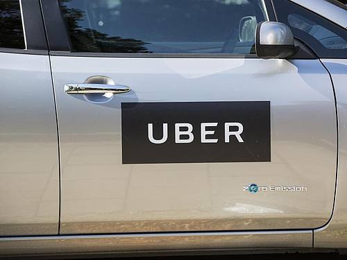 Das Firmenlogo von Uber an einer Autotür in London. Foto: Laura Dale/PA Wire/dpa