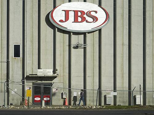 Ein Cyberangriff auf den weltgrößten Fleischkonzern JBS hat große Teile der Produktion in Nordamerika und Australien lahmgelegt. Foto: David Zalubowski/AP/dpa/Archivbild