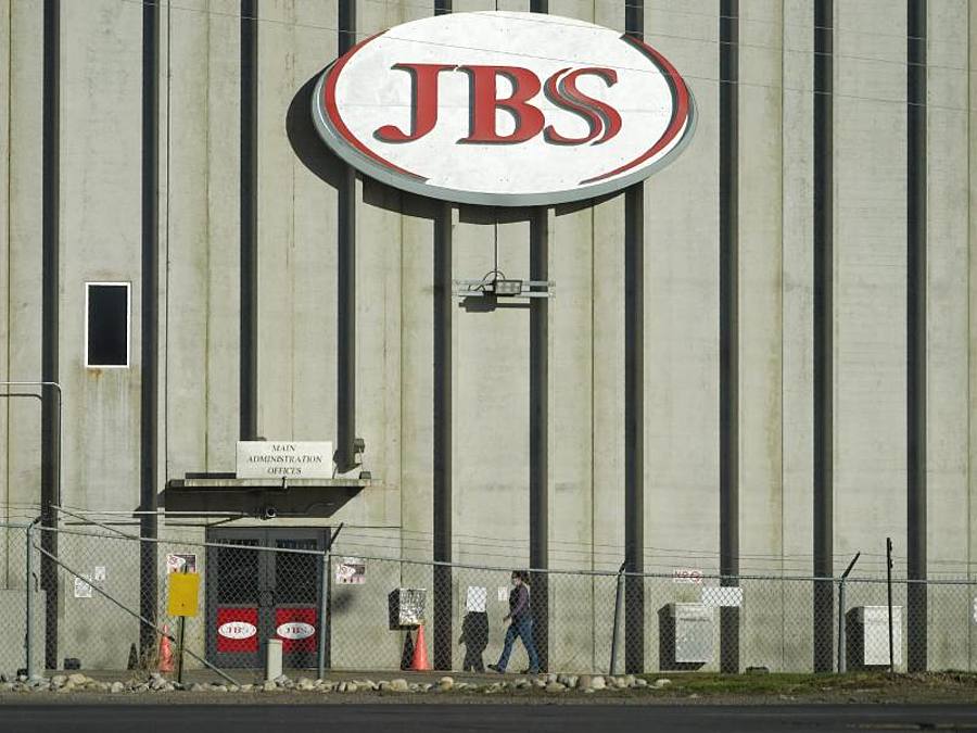 Ein Cyberangriff auf den weltgrößten Fleischkonzern JBS hat große Teile der Produktion in Nordamerika und Australien lahmgelegt. Foto: David Zalubowski/AP/dpa/Archivbild