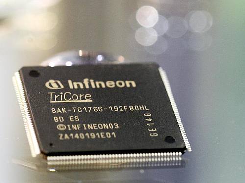 Ein Chip von Infineon auf der Messe Semicon am Stand des Halbleiterherstellers ((Foto: Matthias Hiekel))