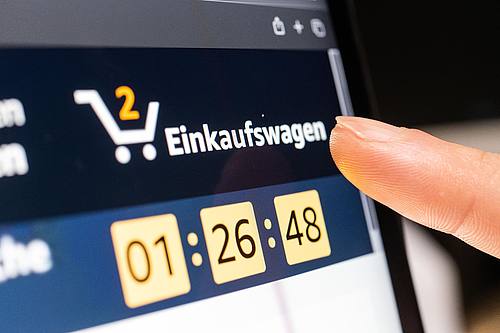 Seit Beginn des Krieges in der Ukraine macht sich das zurückhaltende Einkaufsverhalten der Nutzerinnen und Nutzer auch online bemerkbar.