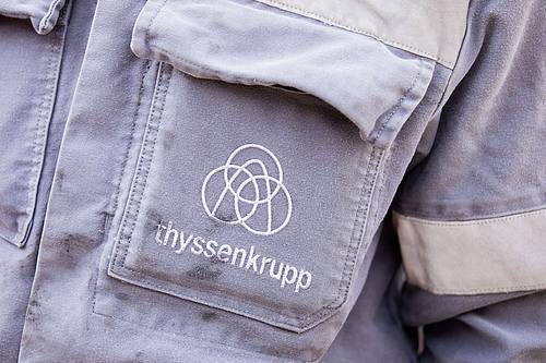 Thyssenkrupp-Logo auf einer Brusttasche